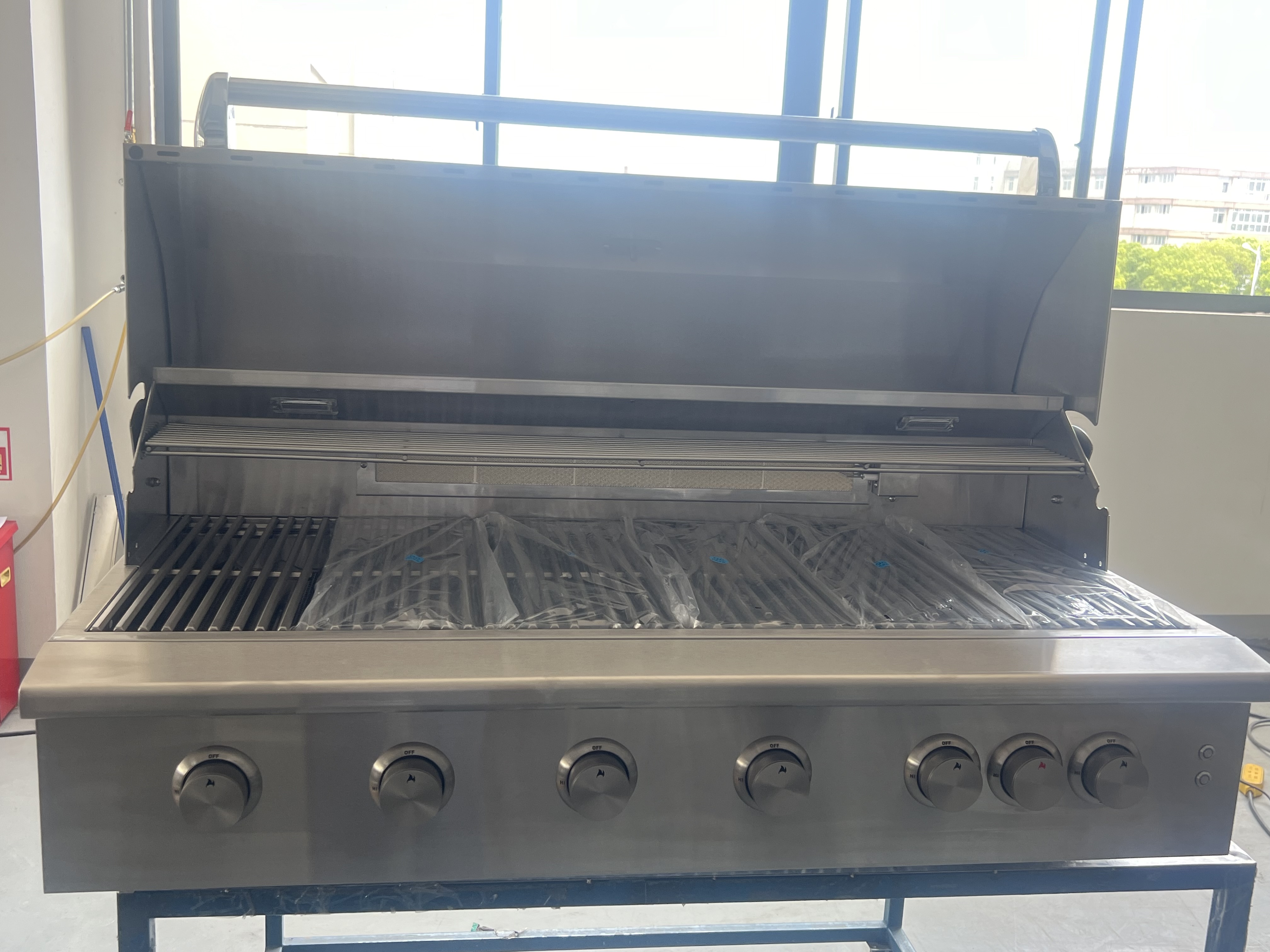 48″ 6-burner gas grill with infrared rear burner